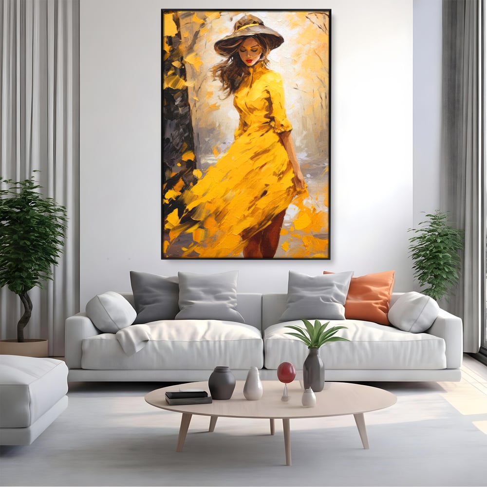 Tablou canvas cu tablou canvas cu femeie in galben, in rama de aluminiu negru, pe perete intr-un living